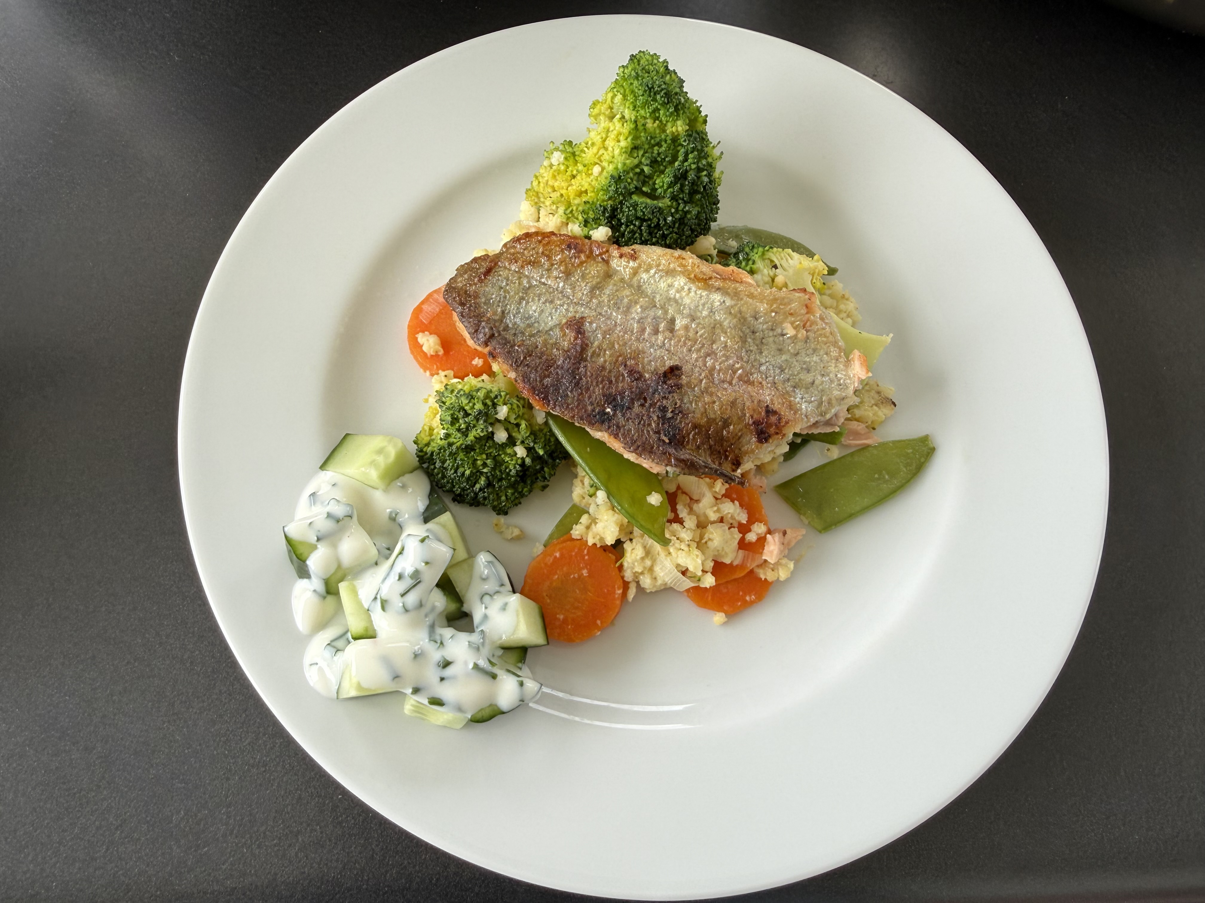 Gebratene Fischfilets mit Gemüse und Hirse