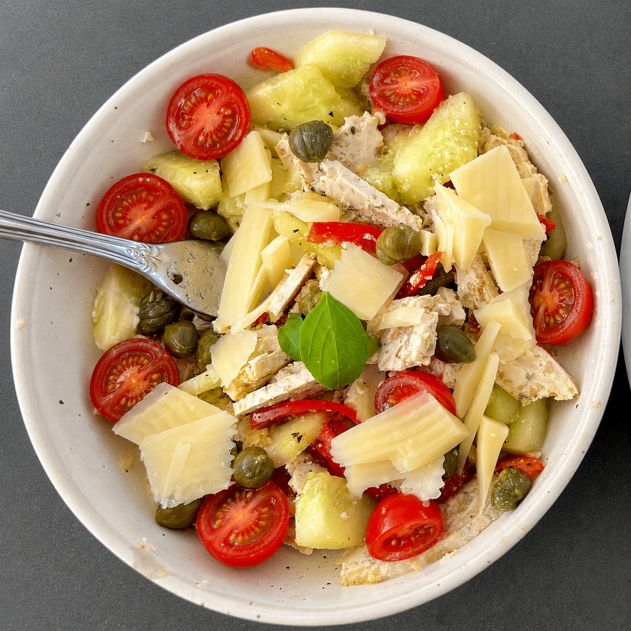 Sommerlicher Eiweißsalat mit Fungi Pad, Bergkäse & Kräutern